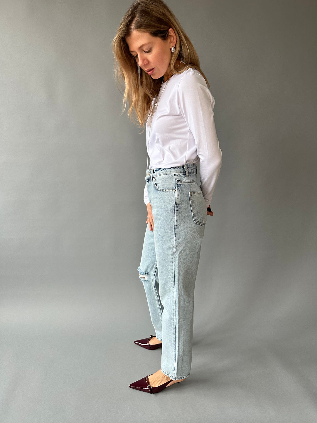 Straight-leg jeans with a rip