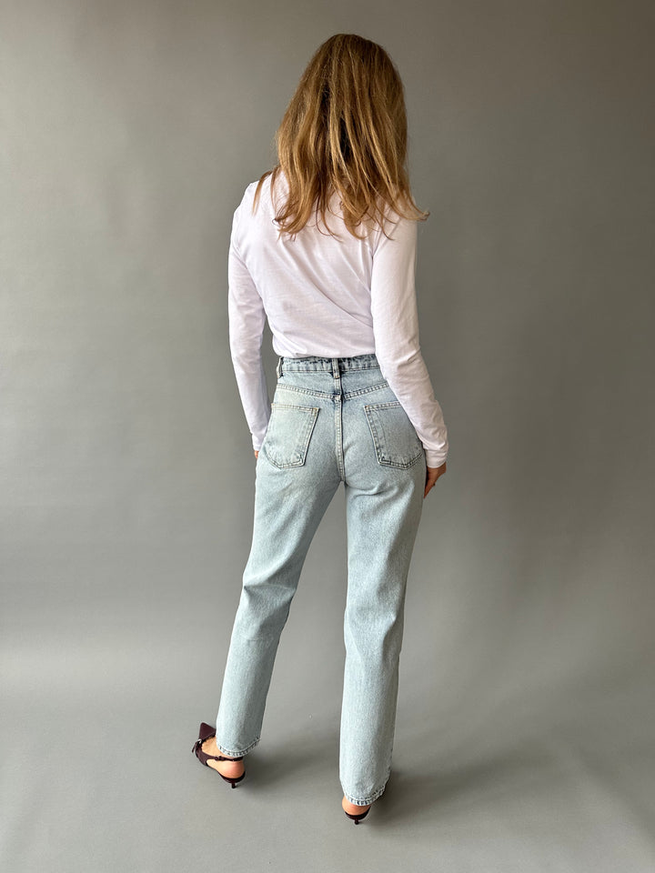 Straight-leg jeans with a rip