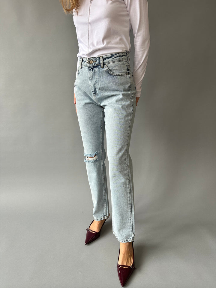 Straight-leg jeans with a rip