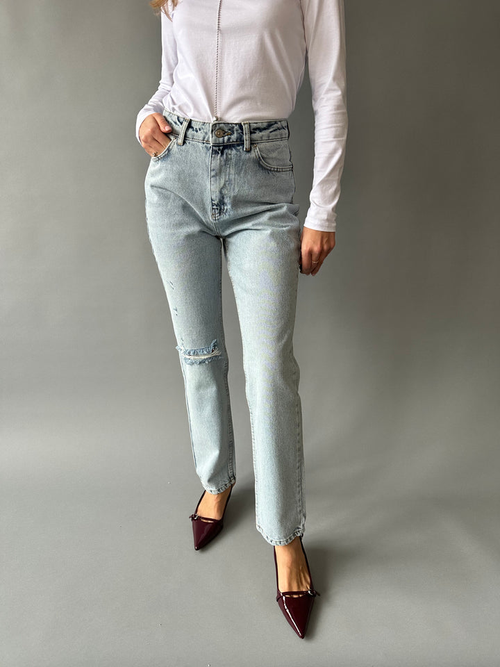 Straight-leg jeans with a rip