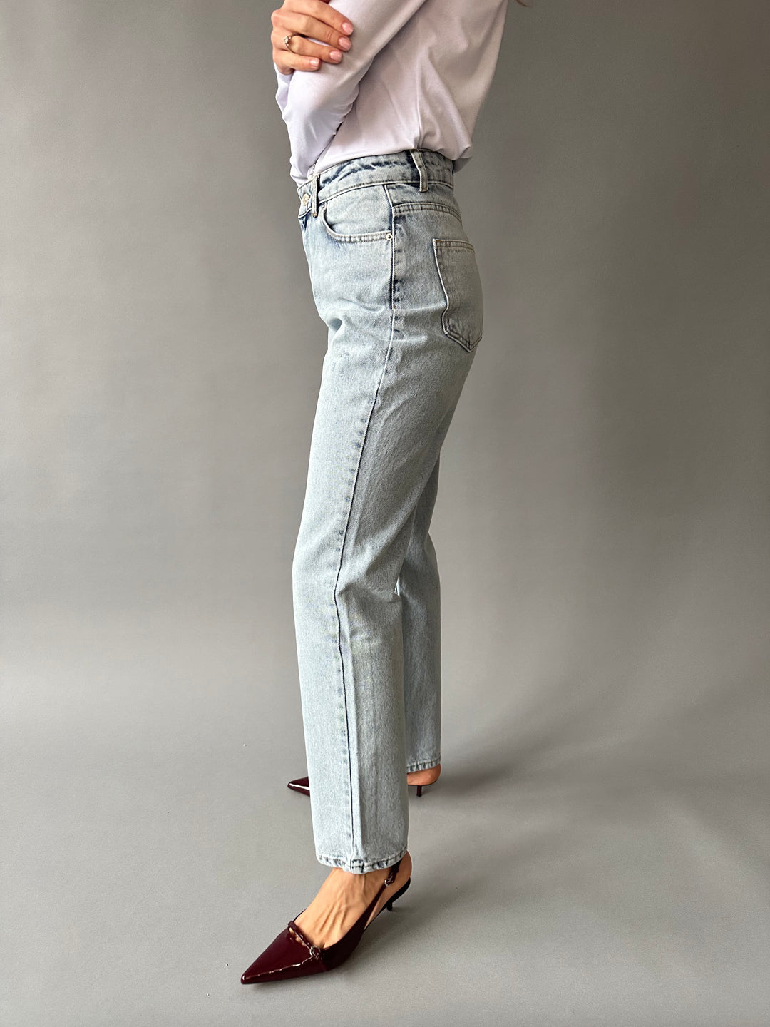 Straight-leg jeans with a rip