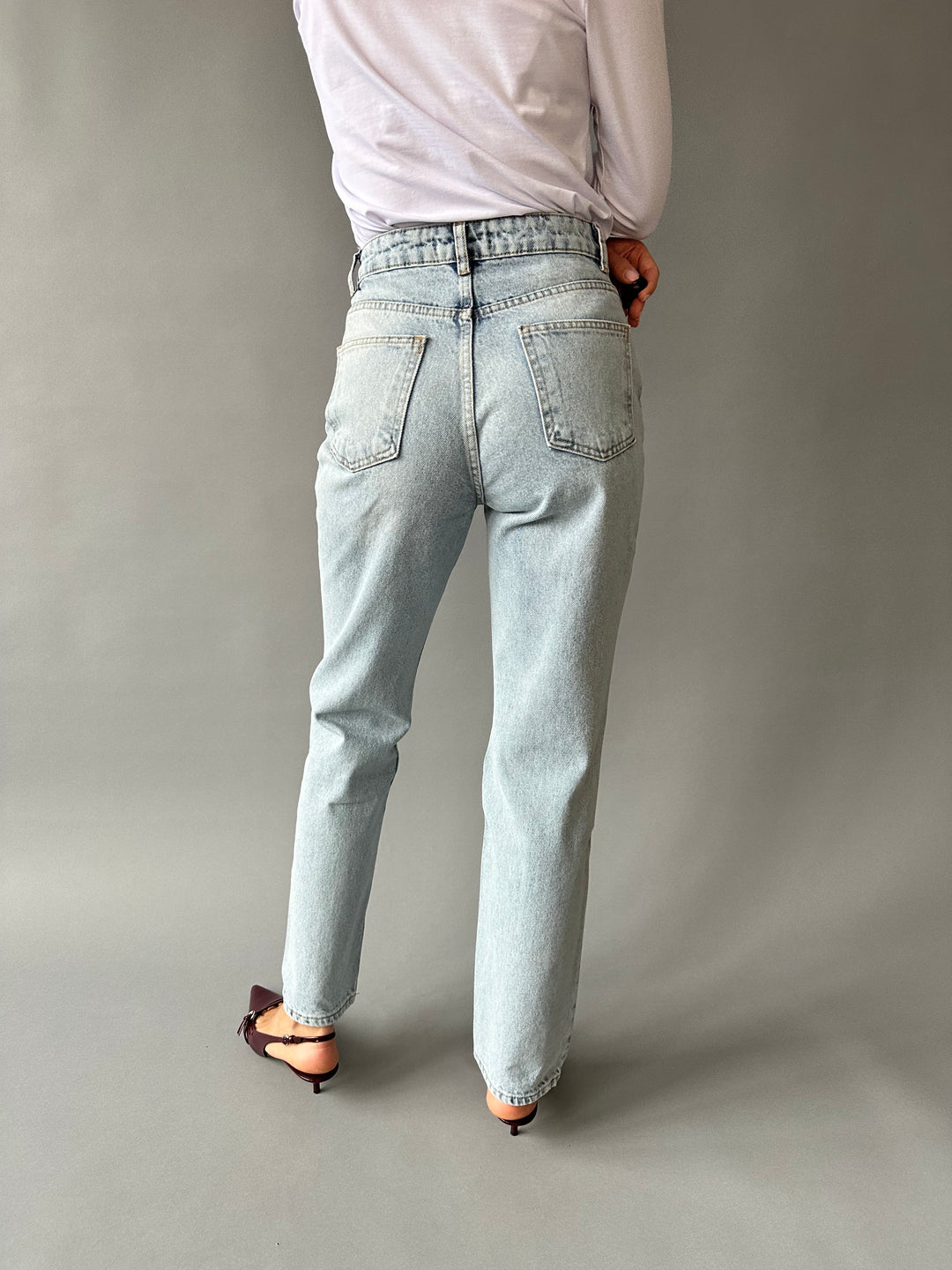 Straight-leg jeans with a rip