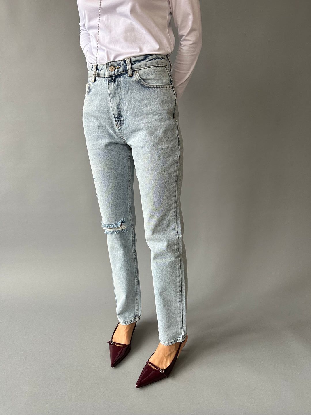 Straight-leg jeans with a rip