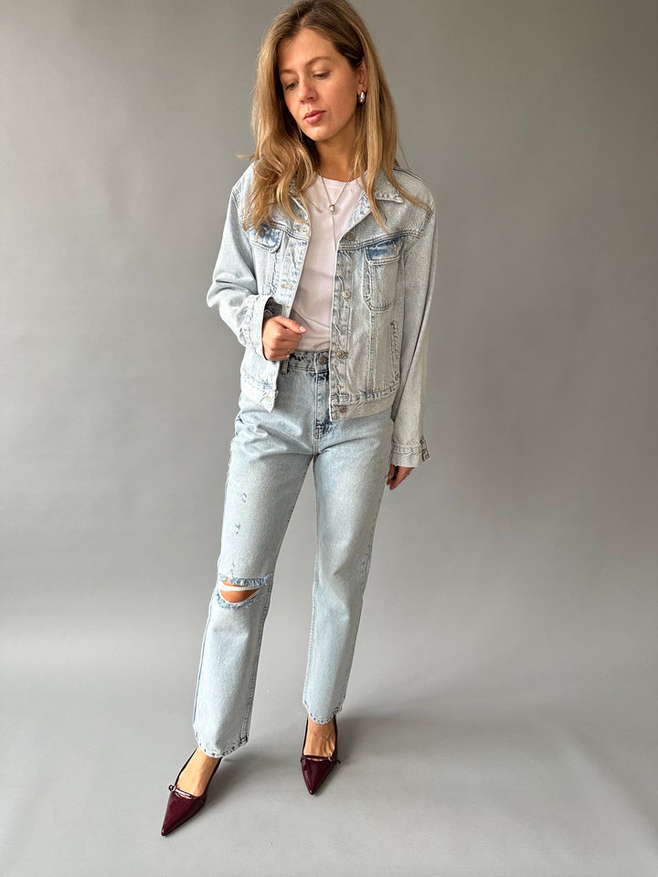 Straight-leg jeans with a rip