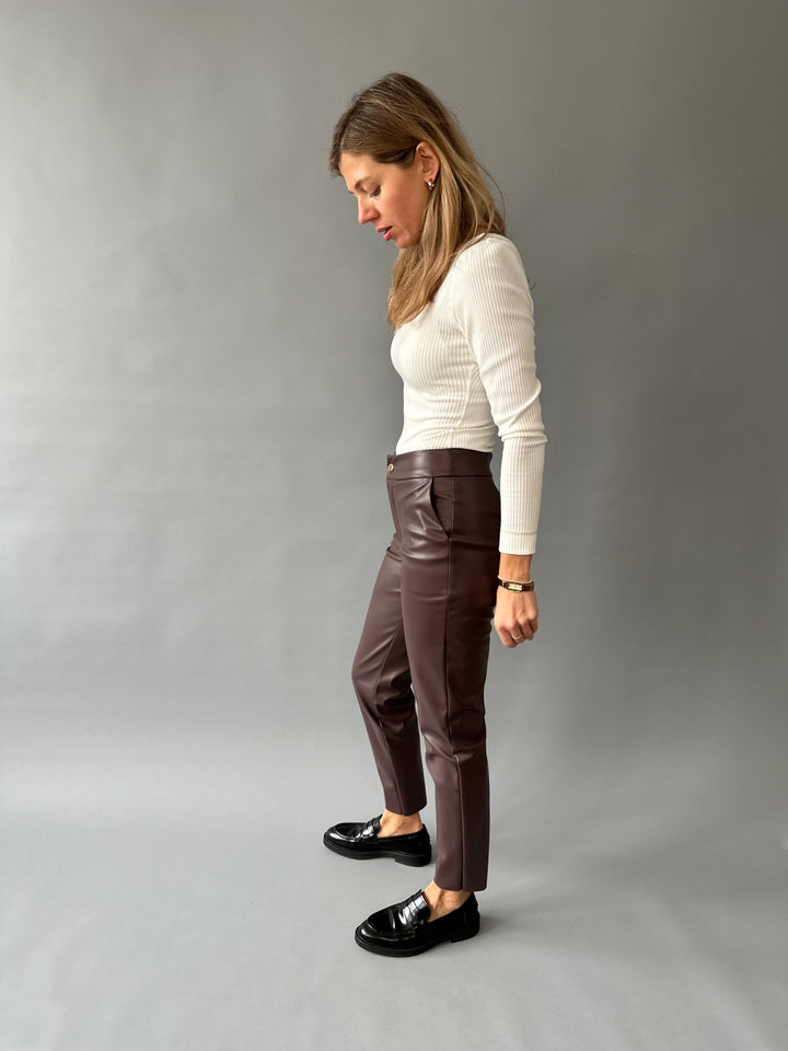  Classic faux leather pants