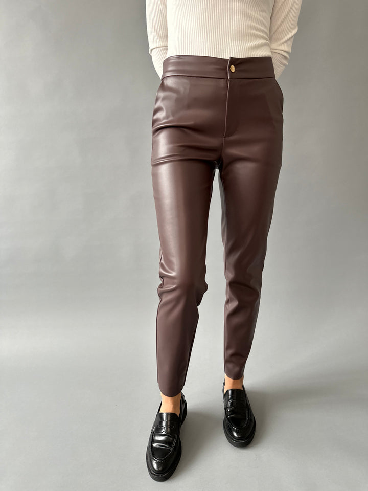  Classic faux leather pants