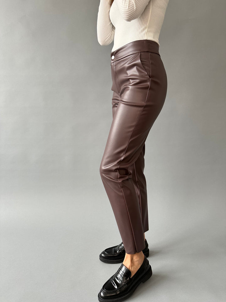  Classic faux leather pants