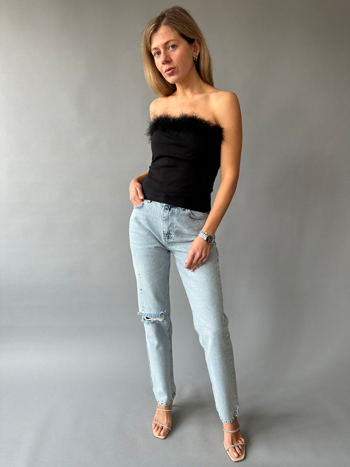 Straight-leg jeans with a rip