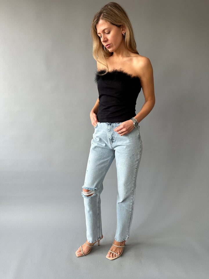 Straight-leg jeans with a rip