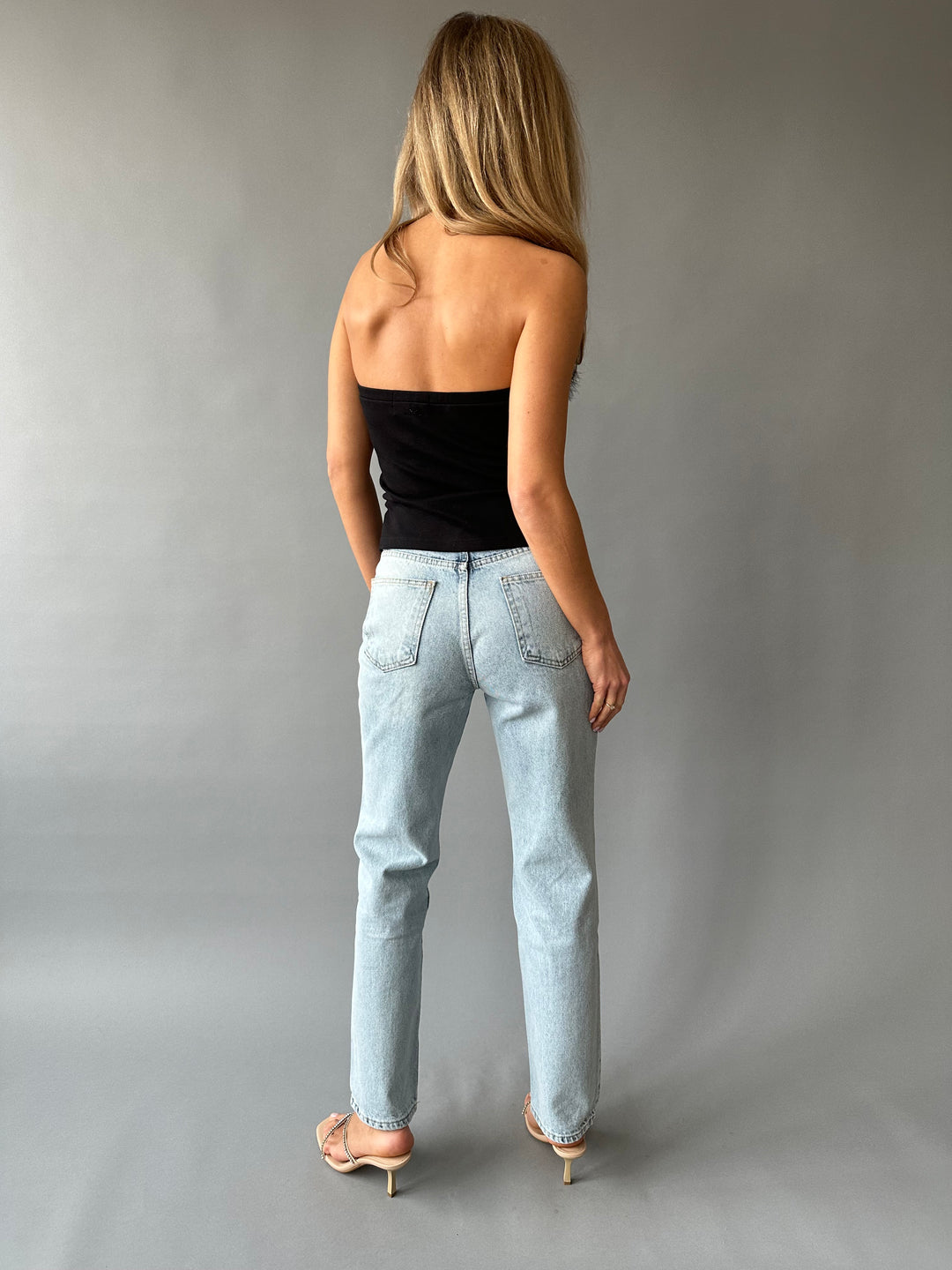 Straight-leg jeans with a rip