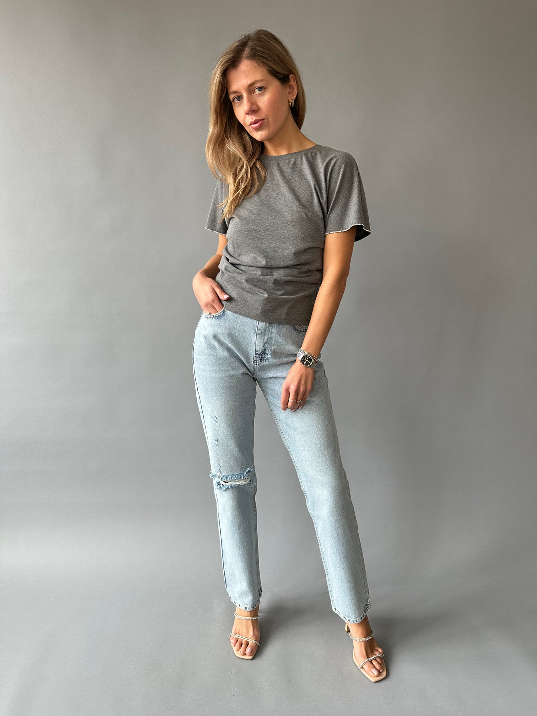 Straight-leg jeans with a rip