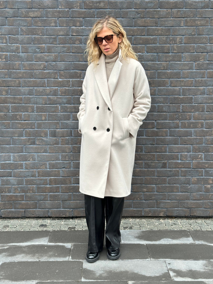 Wool coat with raglan sleeves