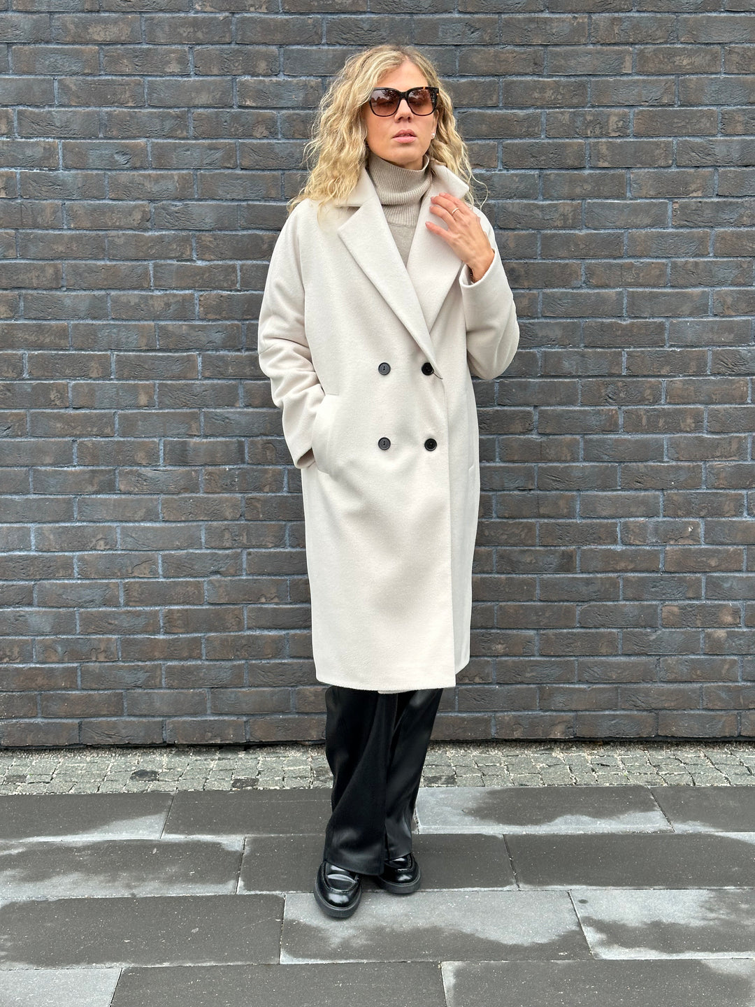 Wool coat with raglan sleeves