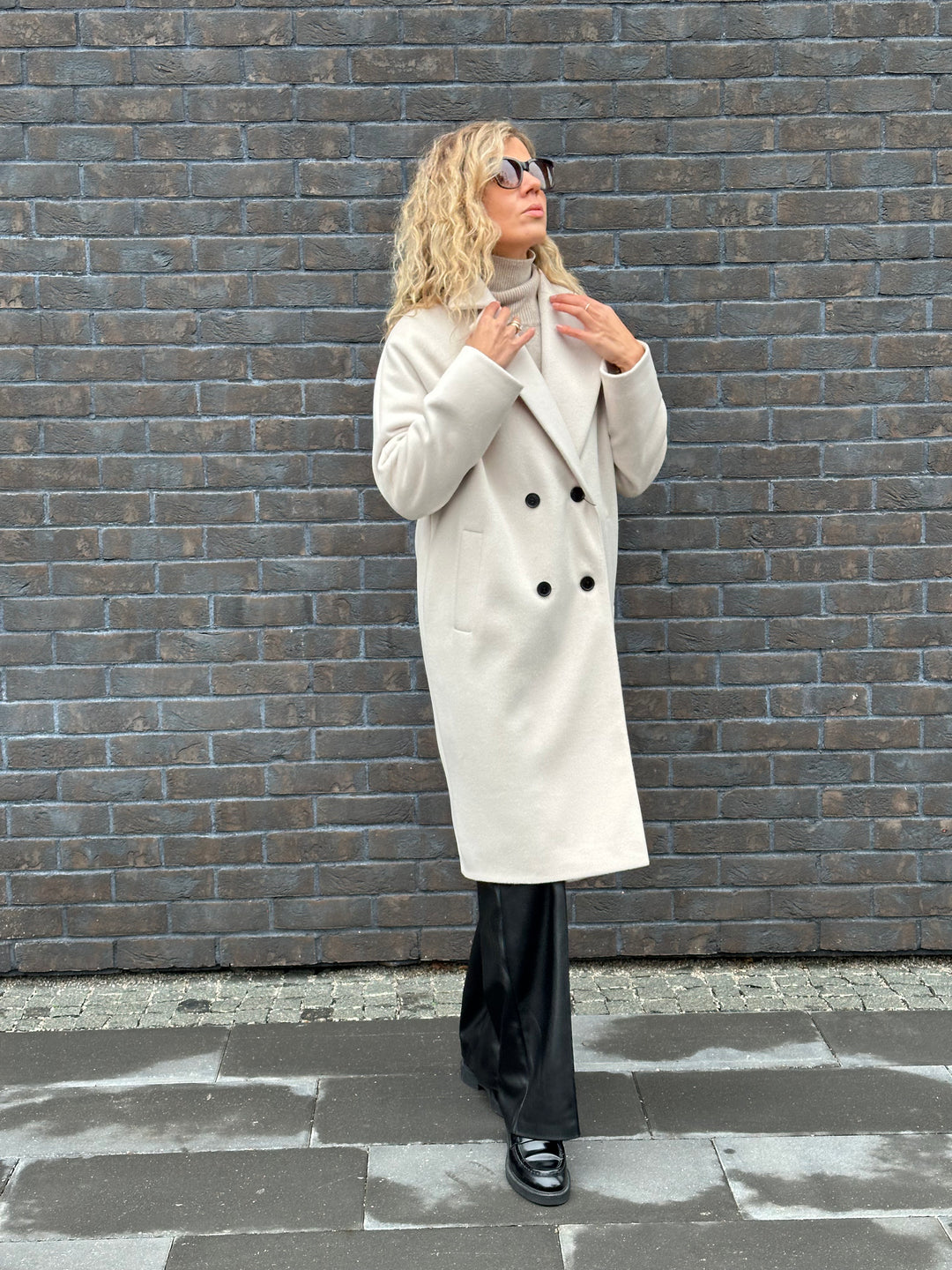 Wool coat with raglan sleeves