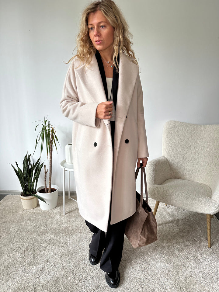 Wool coat with raglan sleeves