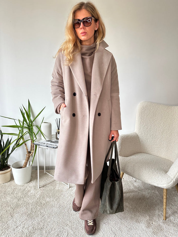 Wool coat with raglan sleeves