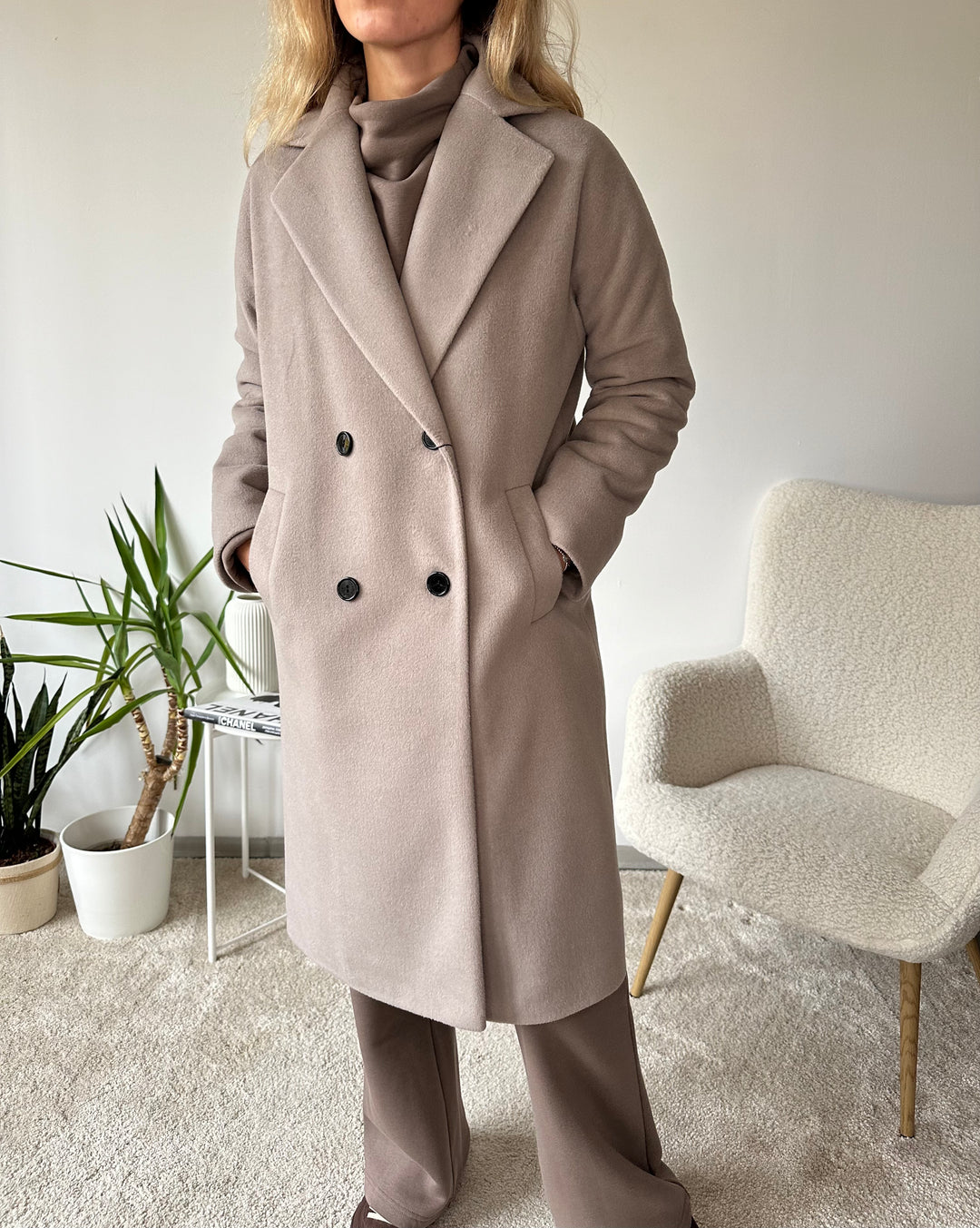 Wool coat with raglan sleeves