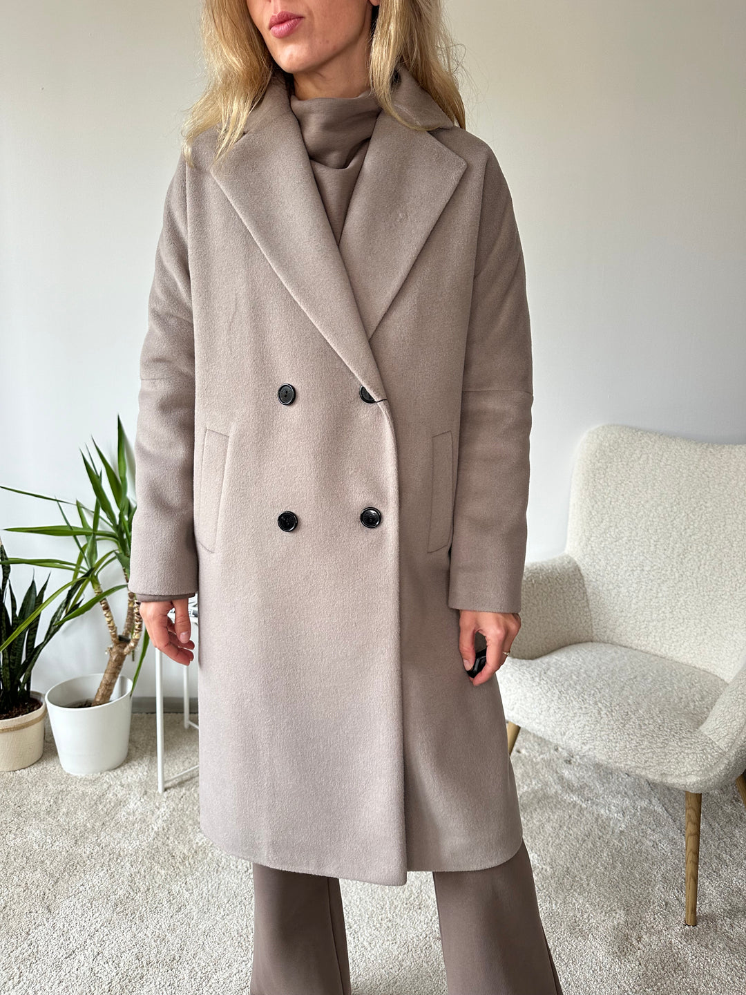 Wool coat with raglan sleeves