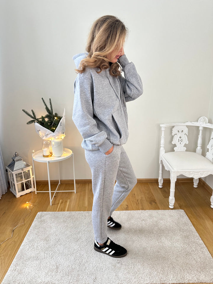 Walking tracksuit with insulation