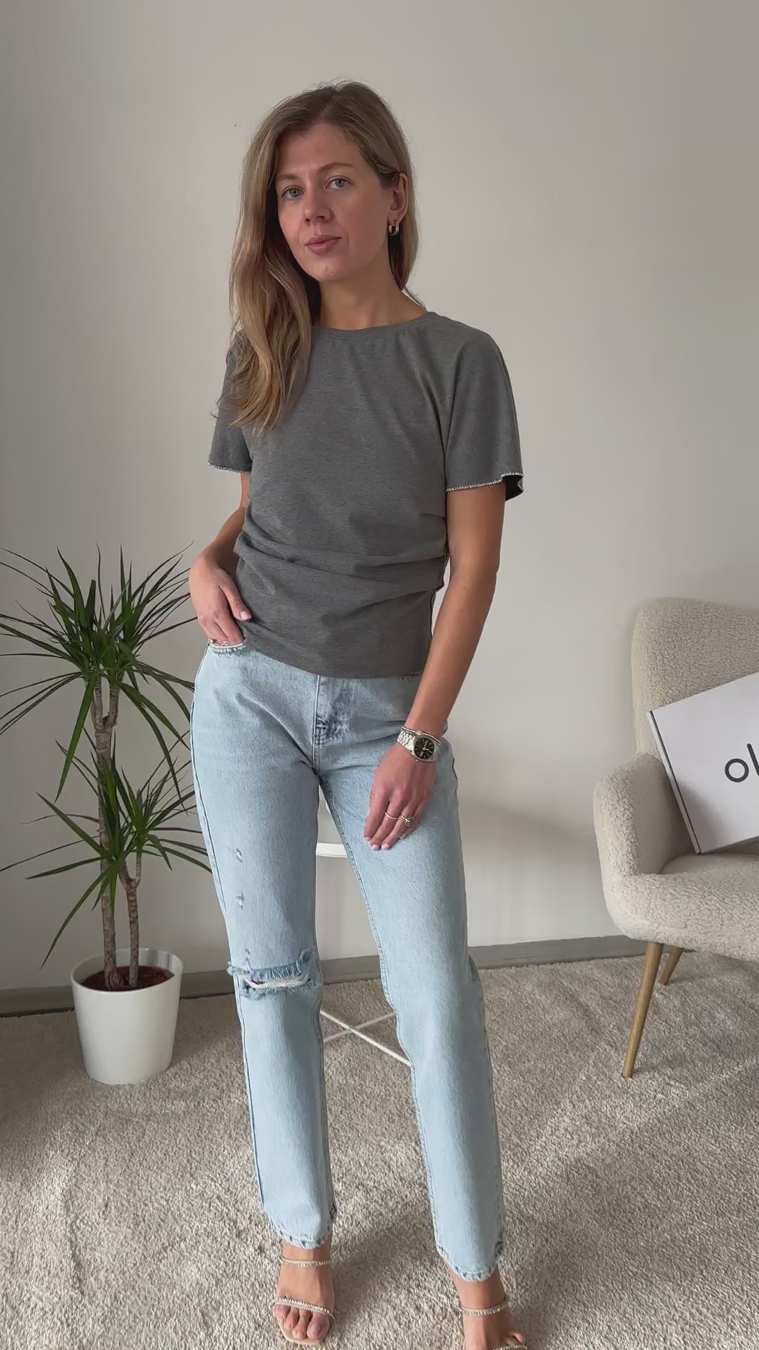 Straight-leg jeans with a rip