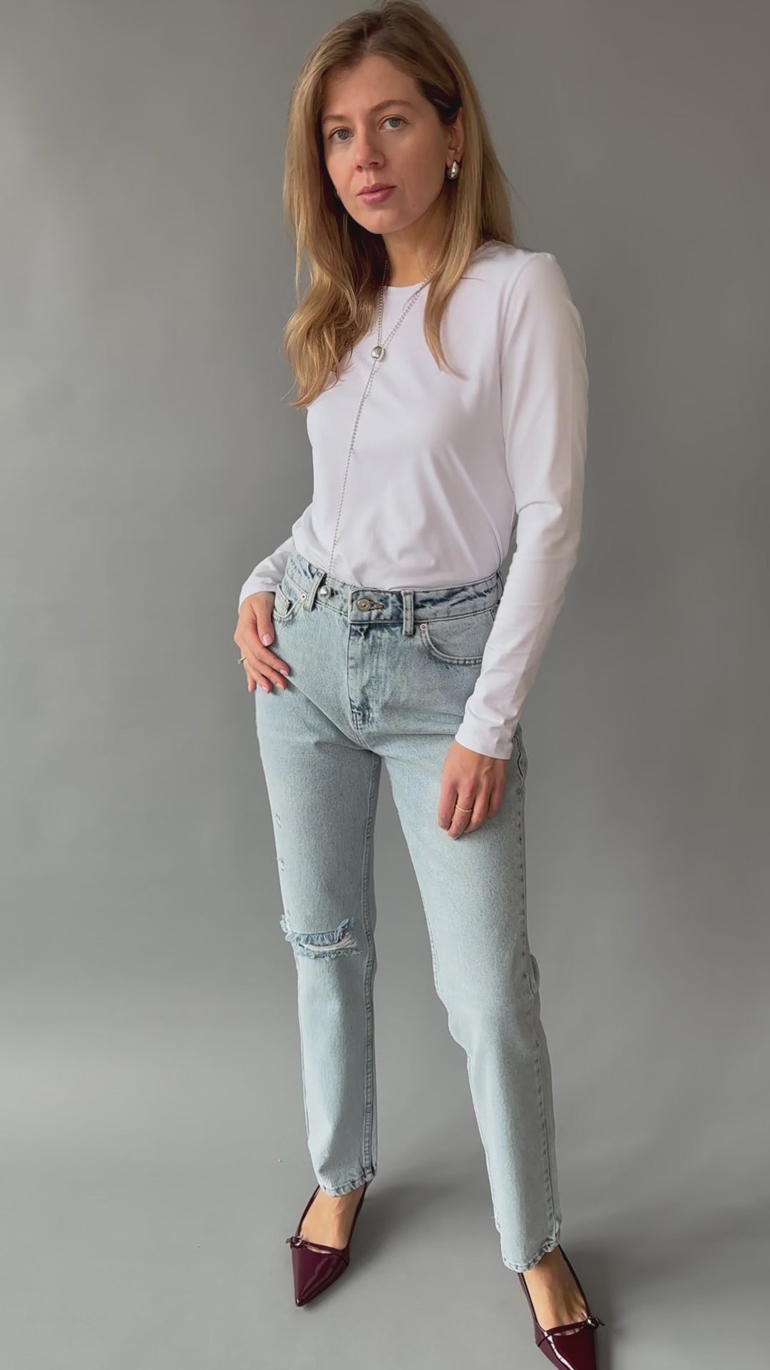 Straight-leg jeans with a rip